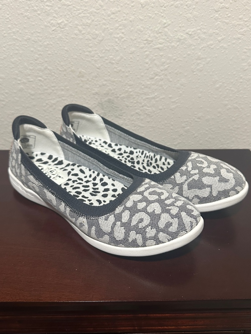 Hey Dude Women's “Savannah” Grey Leopard Slip-On Flats, size 7